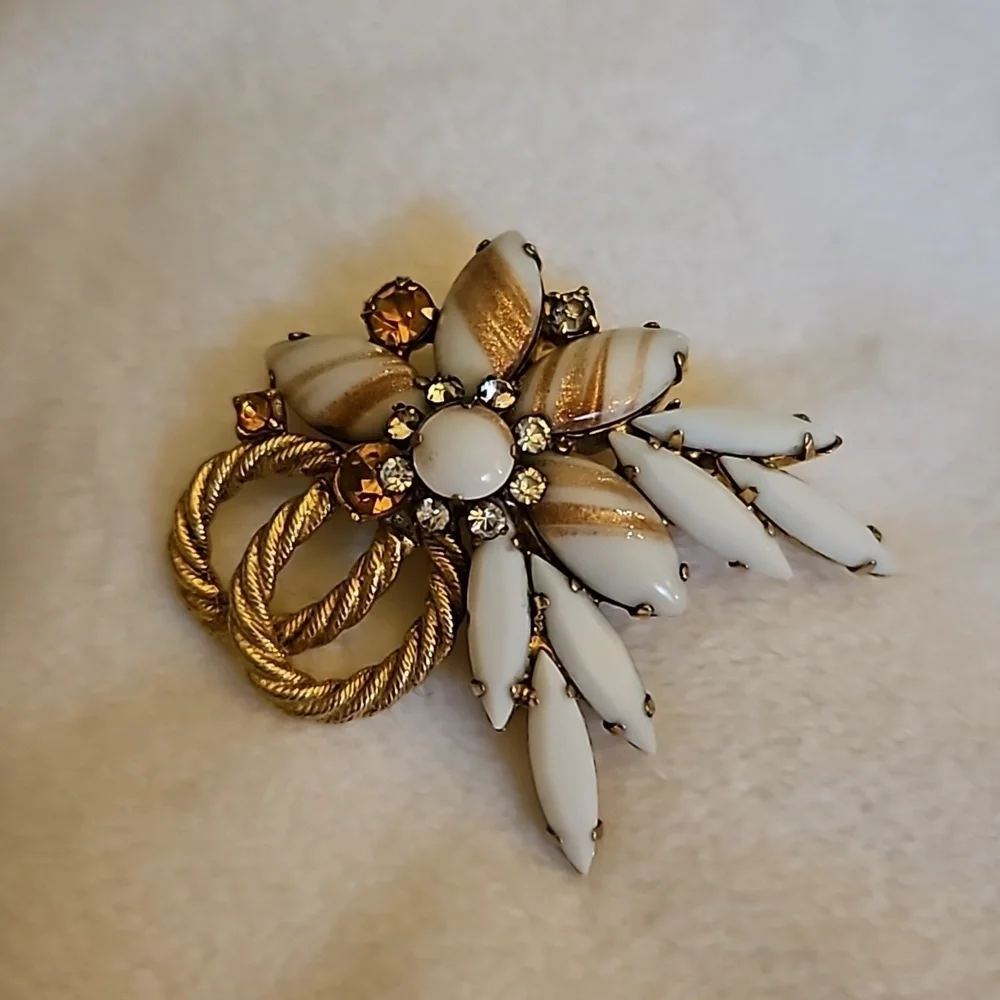 VTG JULIANA Copper Fluss Rhinestone Navette Floral Colonial Brooch Pin